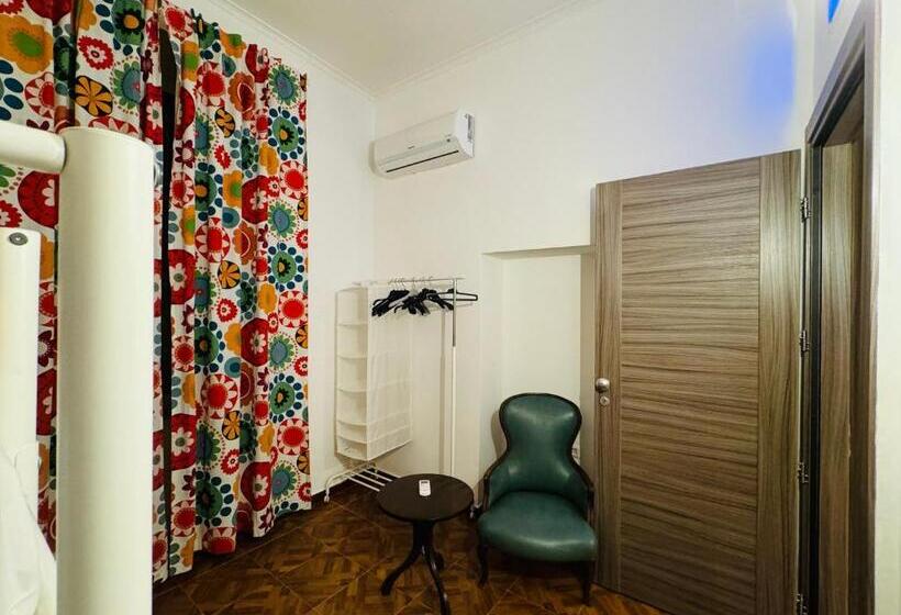 اتاق استاندارد با سرویس بهداشتی مشترک, Hostel Mancini Naples