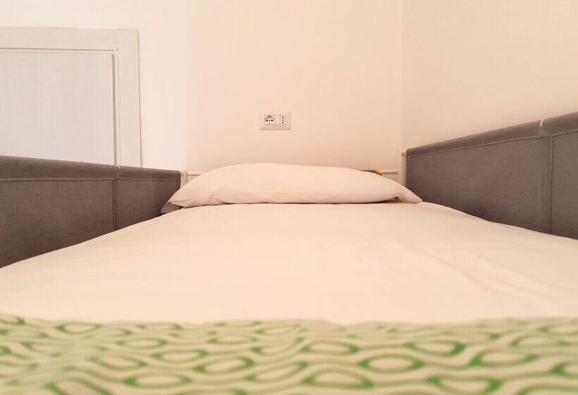 اتاق استاندارد یک تخته با سرویس بهداشتی مشترک, Hostel Mancini Naples