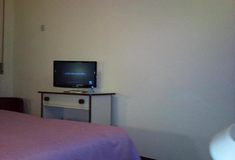 Стандартный внешний трехместный номер с ванной комнатой, Bristol