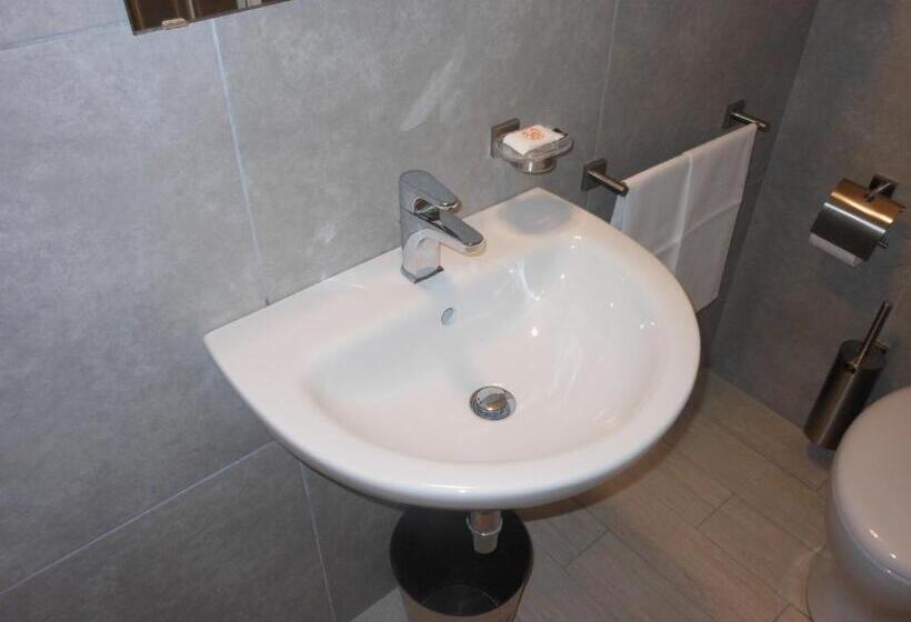 اتاق استاندارد, Cecco