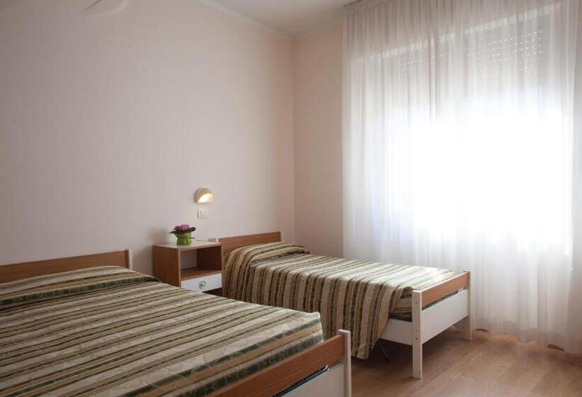 اتاق استاندارد سه نفره, Cecco