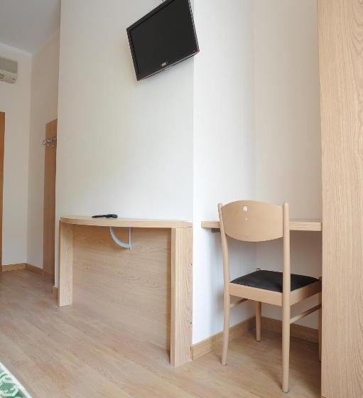 اتاق استاندارد سه نفره, Cecco