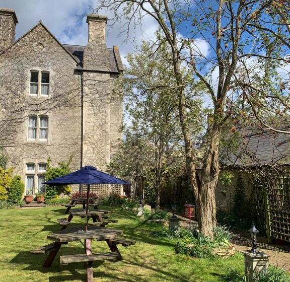 غرفة عائلية مطلّة علي الحديقة, Littlebury