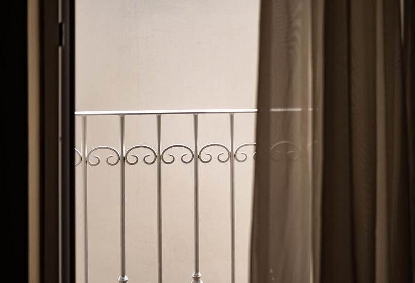 اتاق خانوادگی, The Segond