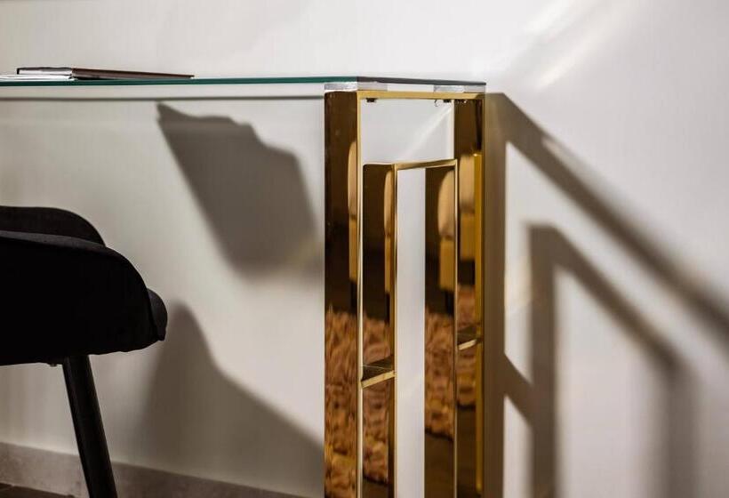 سوئیت جونیور با استخر, The Segond