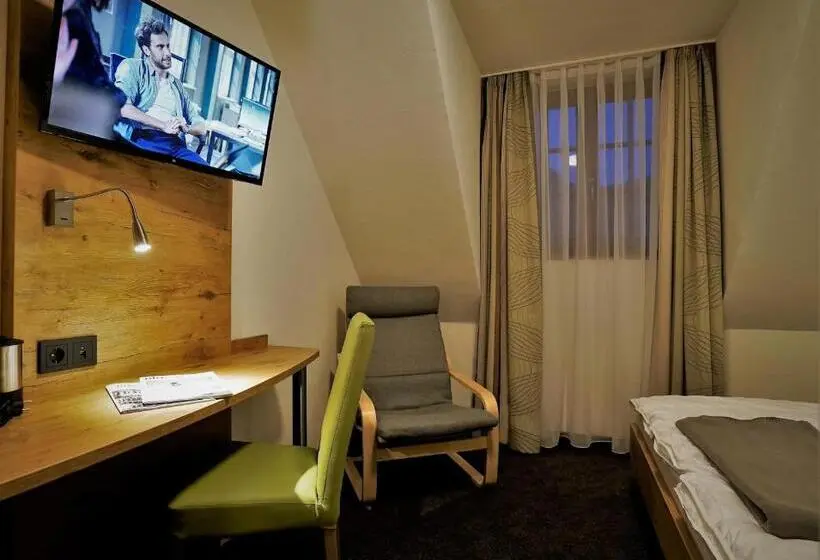 Huoneisto 1 Makuuhuone Puutarhanäkymä, Kelterhotel Fröscher