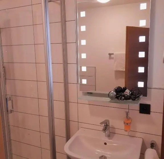 Huoneisto 1 Makuuhuone Puutarhanäkymä, Kelterhotel Fröscher