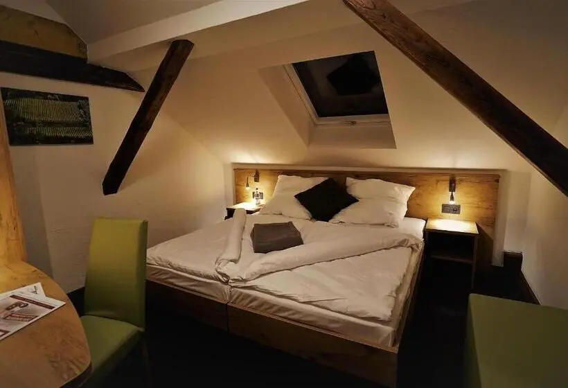 Huoneisto 1 Makuuhuone Puutarhanäkymä, Kelterhotel Fröscher