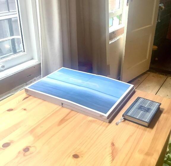 اتاق استاندارد یک نفره, Bookstor