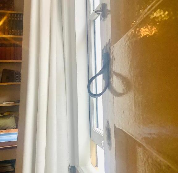 اتاق استاندارد یک نفره, Bookstor