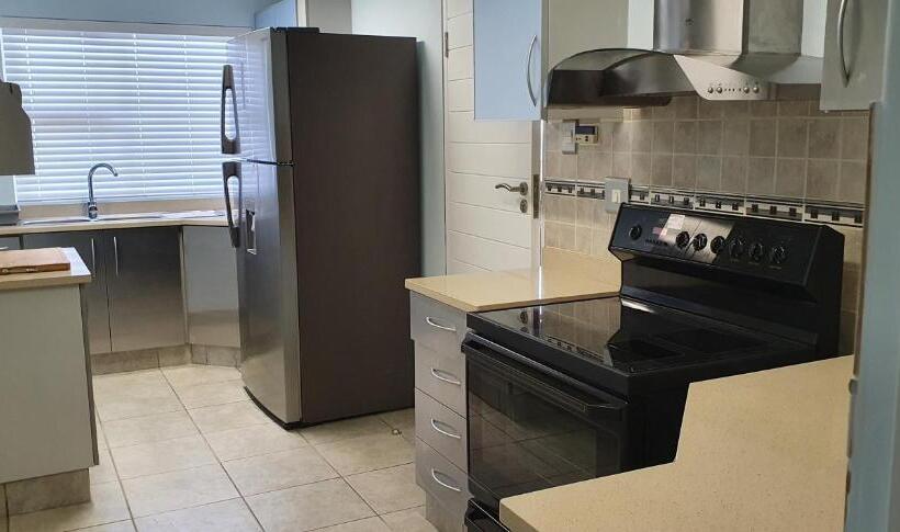 חדר משפחתי, Danara Place