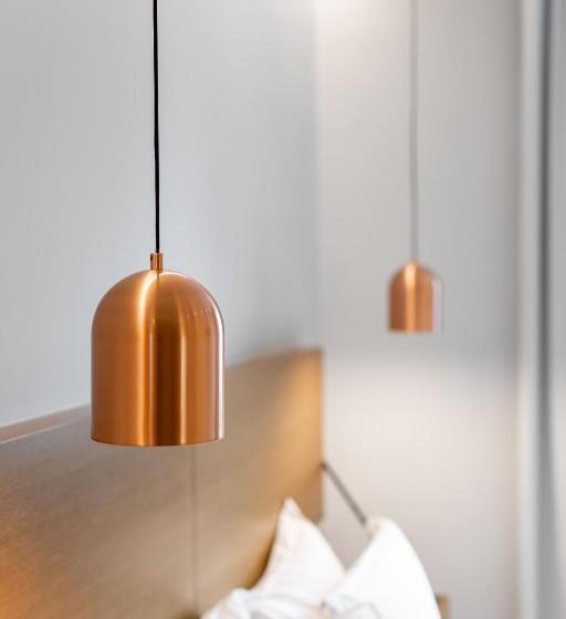 Quarto Deluxe, A For Athens