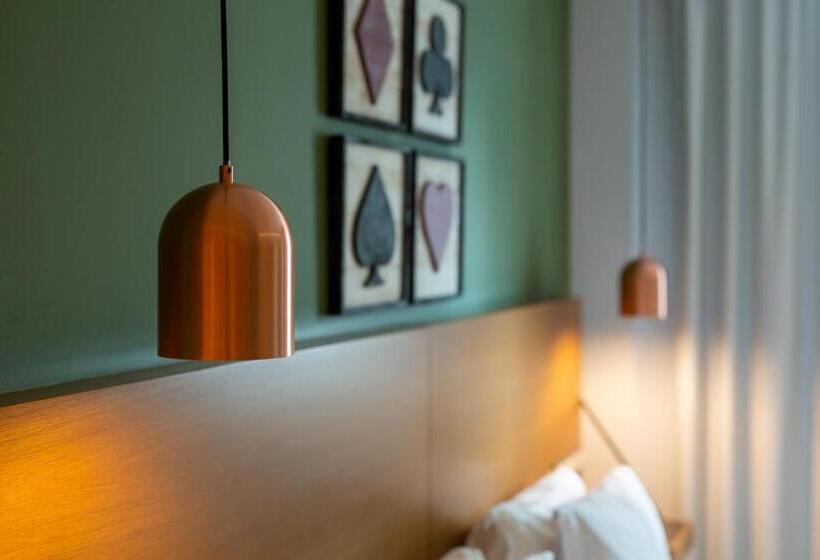 Quarto Estandar, A For Athens