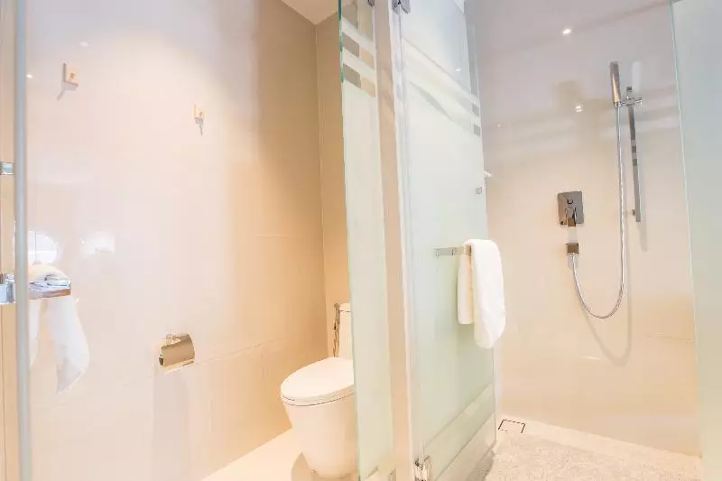 身障者適用キングサイズベッドルーム, Days Inn & Suites By Wyndham Bonita Springs North Naples