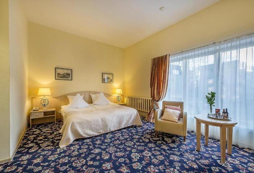 Comfort Kolmen Hengen Huone, Grata By Centrum Hotels