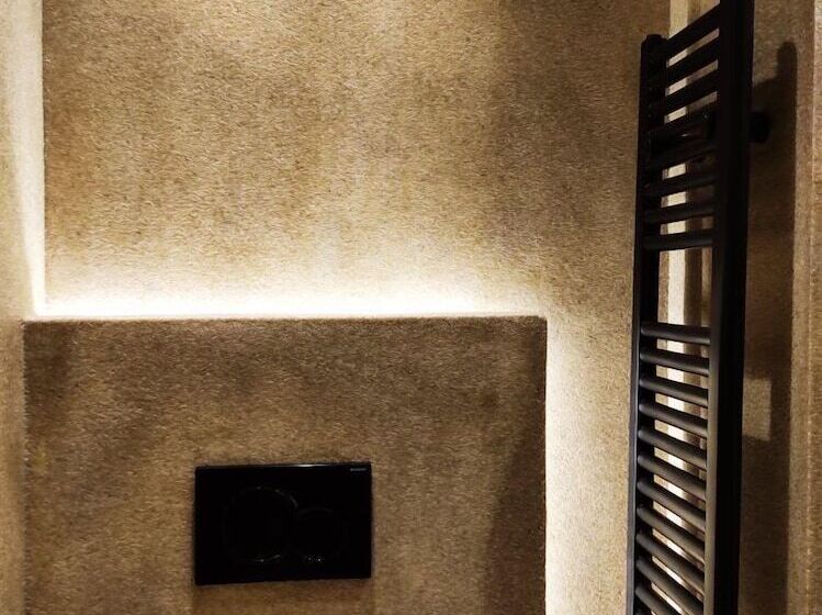 חדר סופריור, קומת קרקע, Karystion