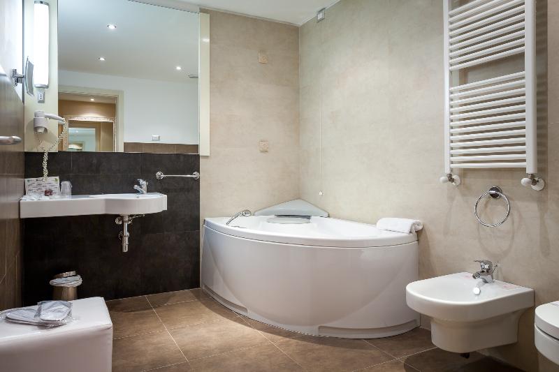 سوییت جونیور, Modica Palace