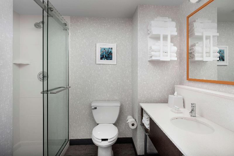 キングサイズベッドのスタンダードルーム, Marriott Montreal Airport In Terminal