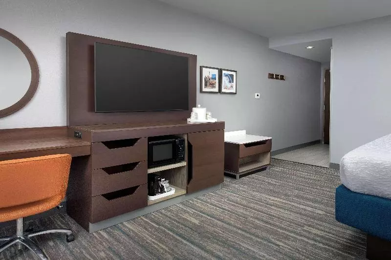 キングサイズベッドのスタンダードルーム, Marriott Montreal Airport In Terminal