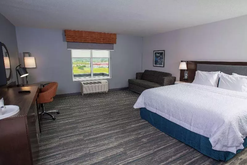 キングサイズベッドのスタンダードルーム, Marriott Montreal Airport In Terminal