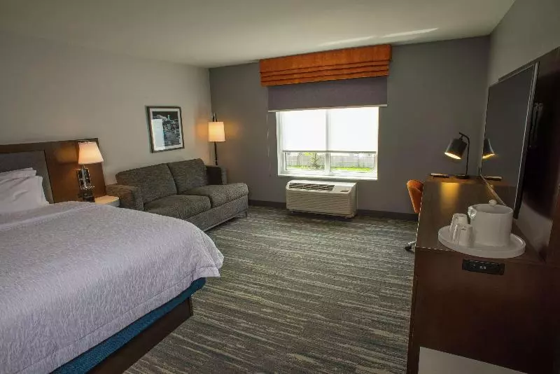 キングサイズベッドのスタンダードルーム, Marriott Montreal Airport In Terminal