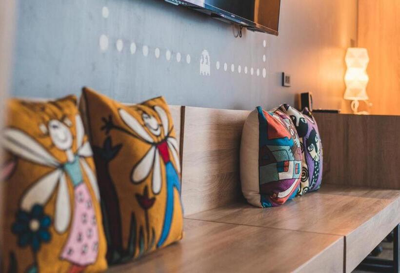 패밀리 룸, Tk Bed