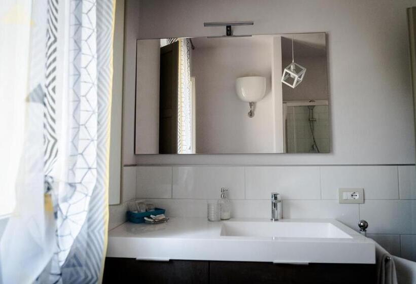 חדר משפחתי, Lazita B&b