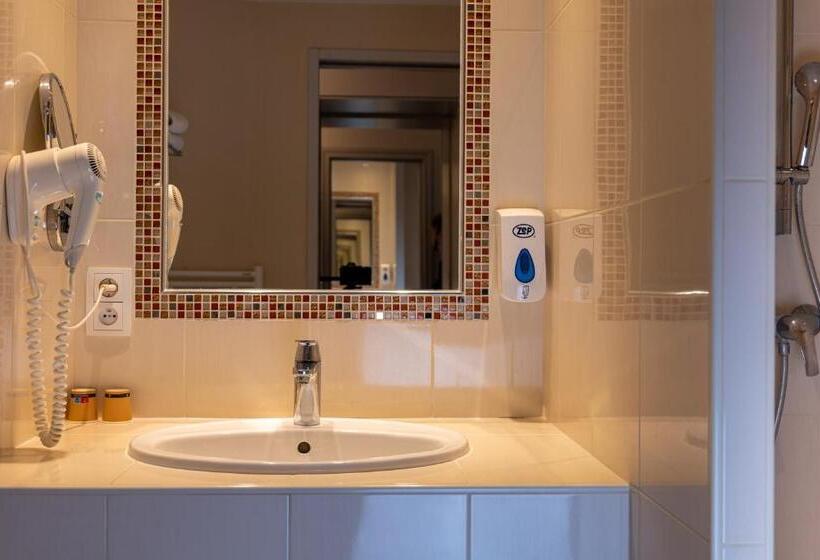 プールビュースタンダードルーム, Village Motel