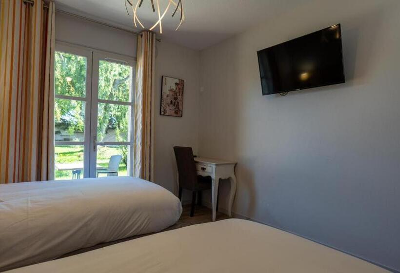 プールビュースタンダードルーム, Village Motel