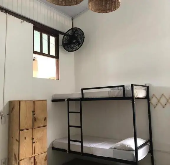 ルームシェアのワンベッド, Santo Hostel