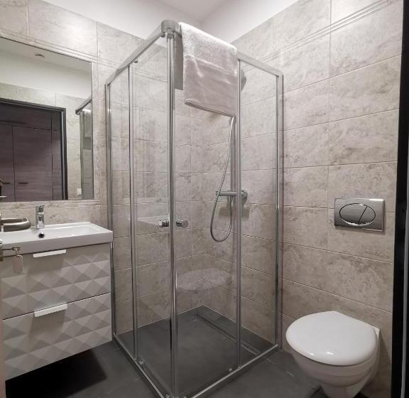 חדר סטנדרט לארבעה, A22 Hotel Gyál