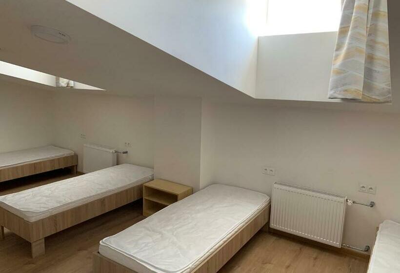 标准四人间共用浴室, Chata Trubárka