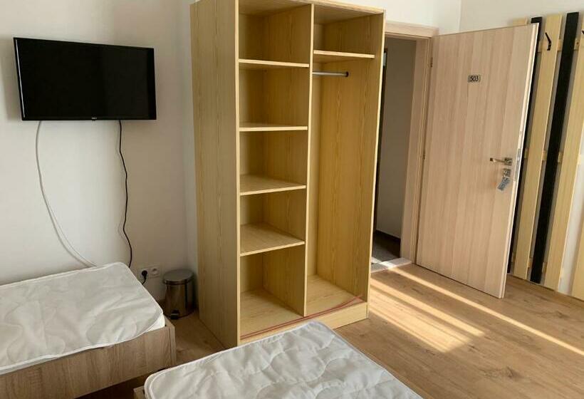 标准三人间共用浴室, Chata Trubárka