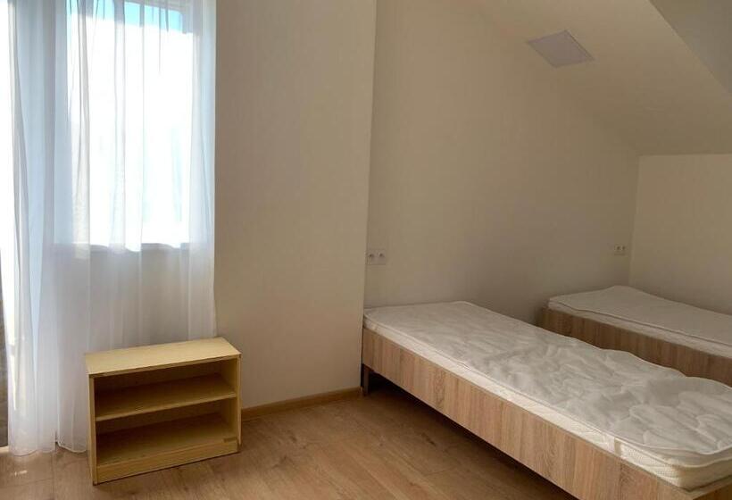 标准三人间共用浴室, Chata Trubárka