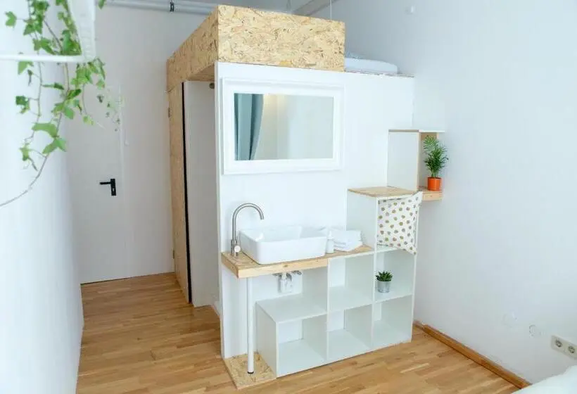 Estudio Familiar, Sishaus Hostel