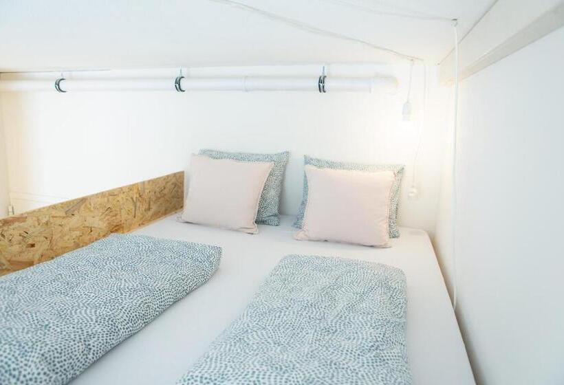 家庭工作室, Sishaus Hostel