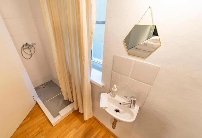 Quarto Basic, Sishaus Hostel