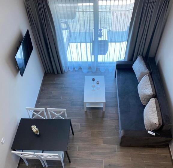 اتاق استاندارد چهارنفره با بالکن, Sky Villa