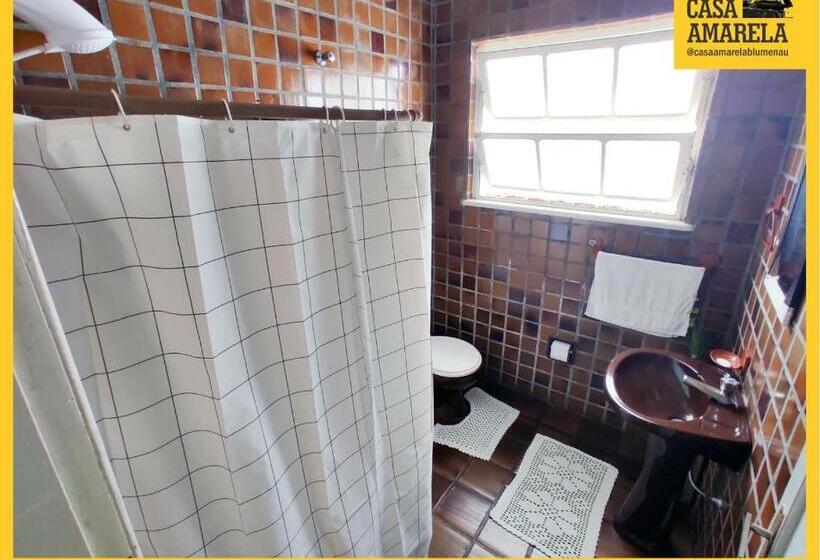 اتاق استاندارد با سرویس بهداشتی مشترک, Casa Amarela Blumenau Hospedagem Alternativa