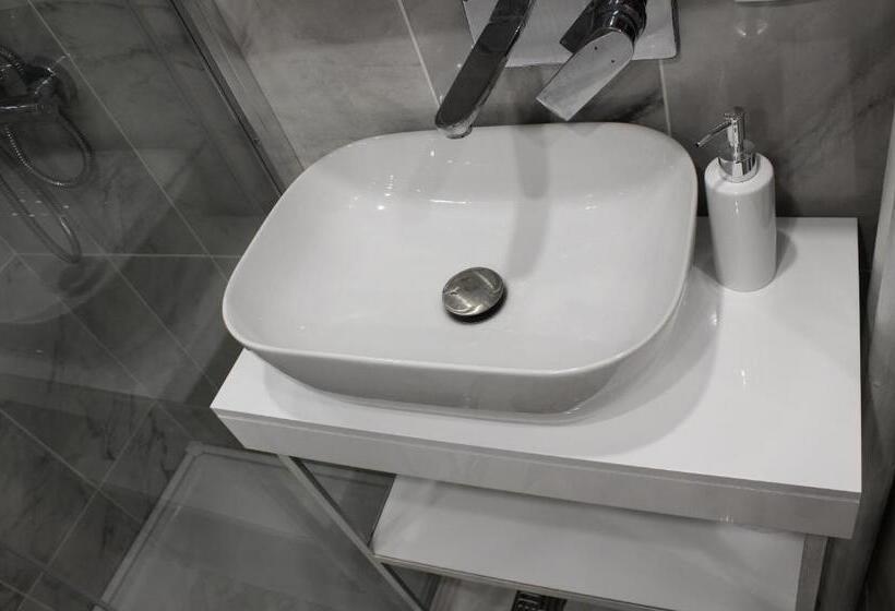 اتاق لوکس با بالکن, Luxury City Center Apartment – Romana