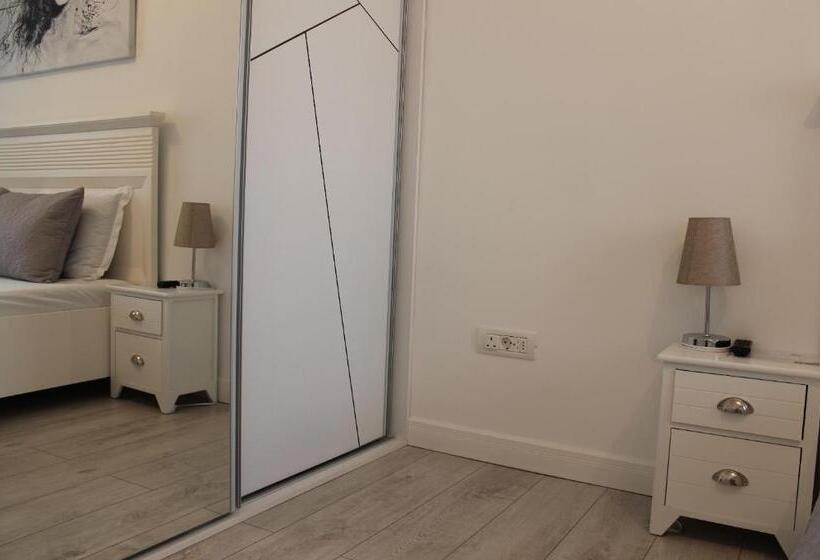 اتاق لوکس با تخت بزرگ, Luxury City Center Apartment – Romana