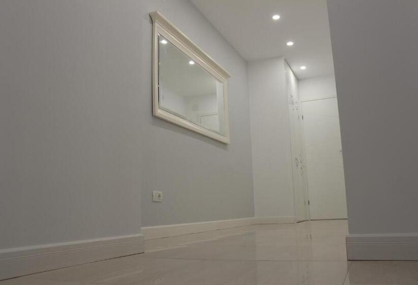 اتاق لوکس با تخت بزرگ, Luxury City Center Apartment – Romana