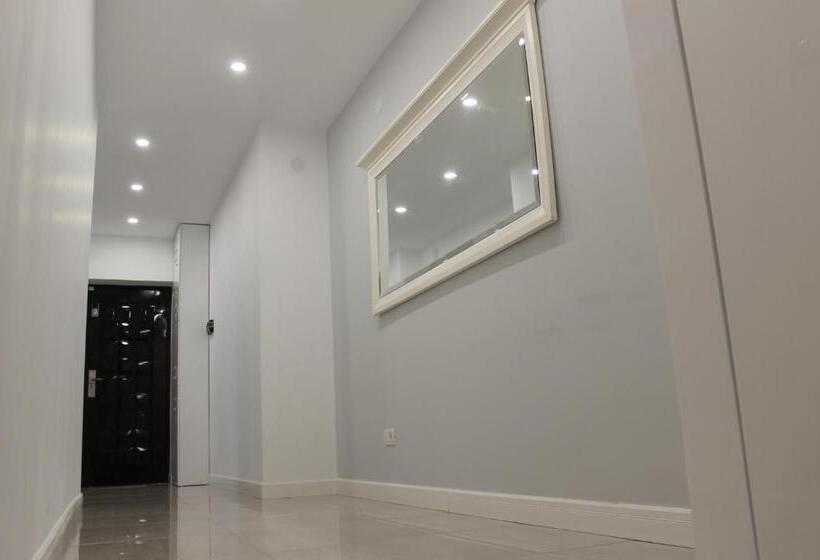 اتاق لوکس با تخت بزرگ, Luxury City Center Apartment – Romana