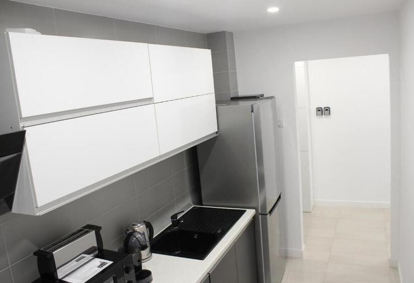 اتاق لوکس با تخت بزرگ, Luxury City Center Apartment – Romana