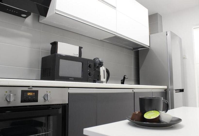 اتاق لوکس با تخت بزرگ, Luxury City Center Apartment – Romana