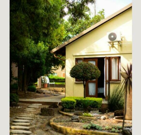 استودیوی لوکس, Dumelang Executive Lodge Off Grid Solar Powered Midrand