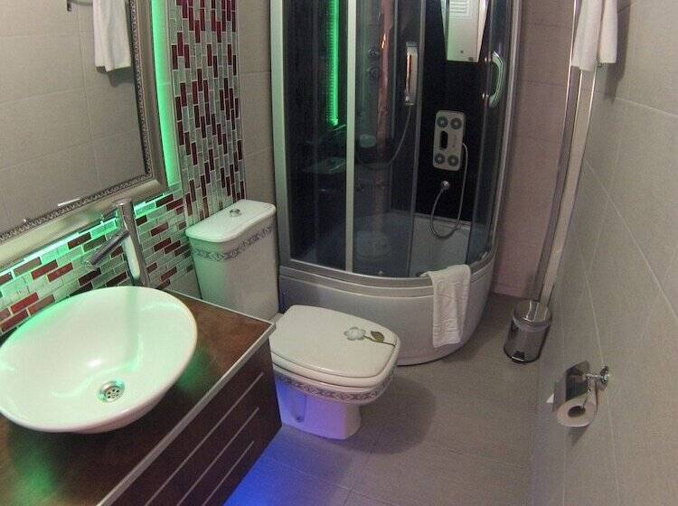 غرفة عائلية, Ayvazali