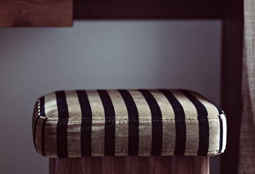 ファミリールーム, Des Academies Et Des Arts