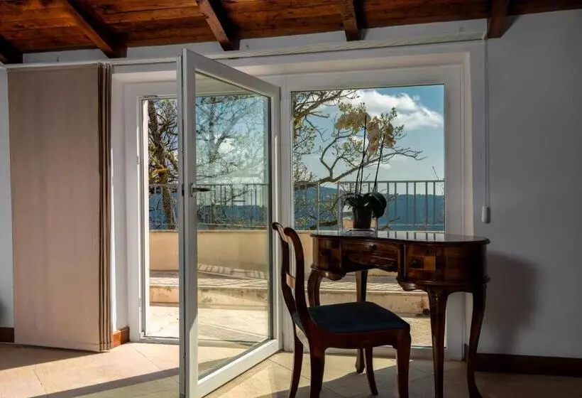 Standard-huone Järvinäkymä, La Locanda Del Pontefice   Luxury Country House