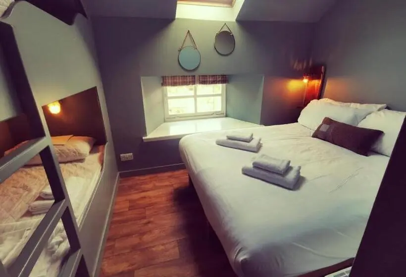 اتاق استاندارد چهار تخته, Comrie Croft
